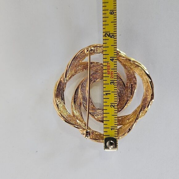 Vintage '60s Signed Monet Gold Tone Swirl Open Rope Ribbed Love Knot Brooch Pin - Picture 4 of 8